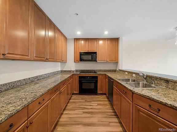 4th image of 975 N Lincoln St #5E