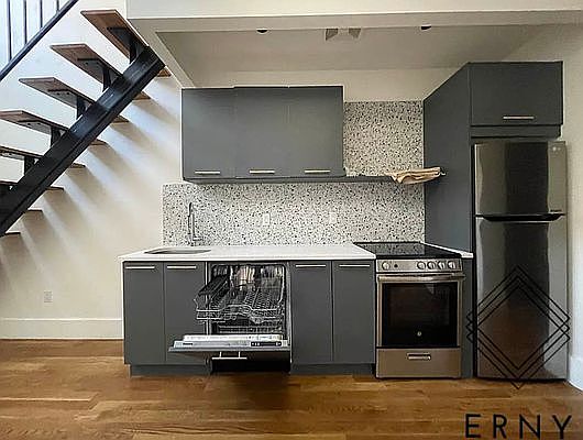 4th image of 299 Chauncey St #2