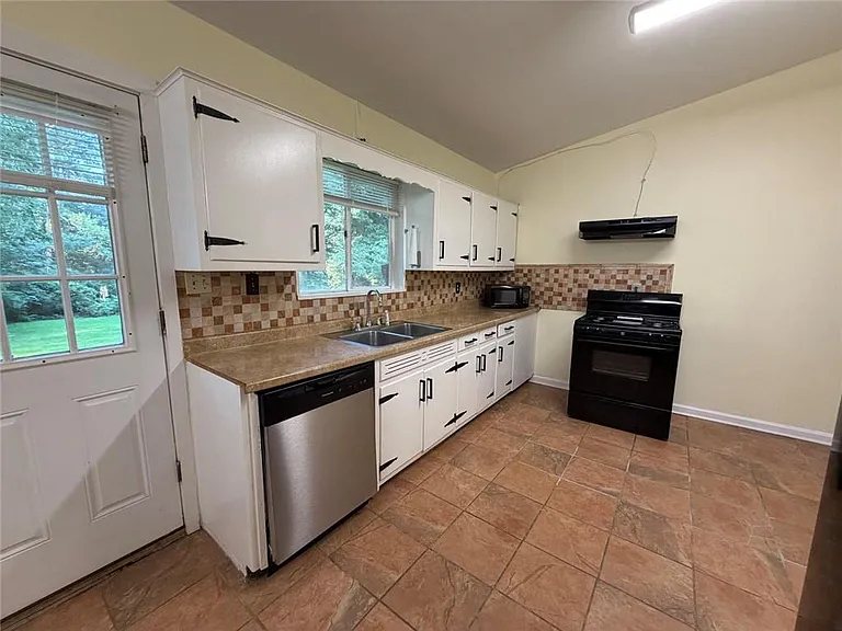 2720 Hollywood Dr — Photo 6