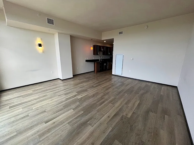 Galaxie High Rise Apartments — Photo 6