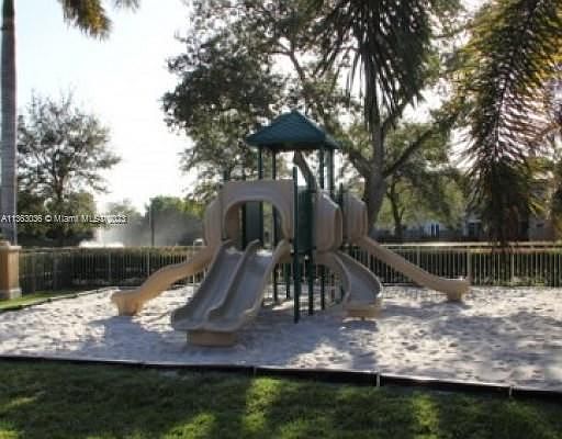 4th image of 4923 Leeward Ln #3402