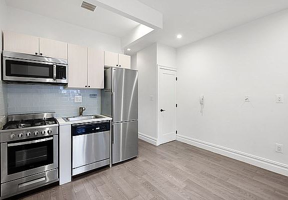 3rd image of 20 Avenue A APT 5F
