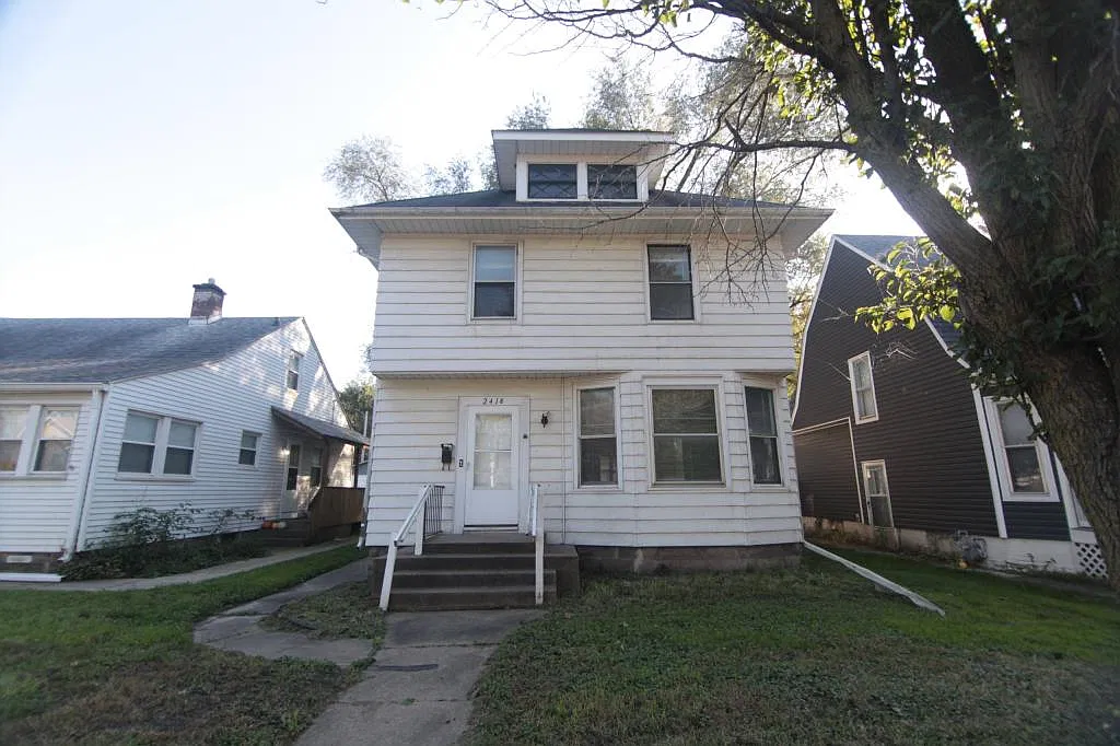 2418 6th Ave — Photo 2