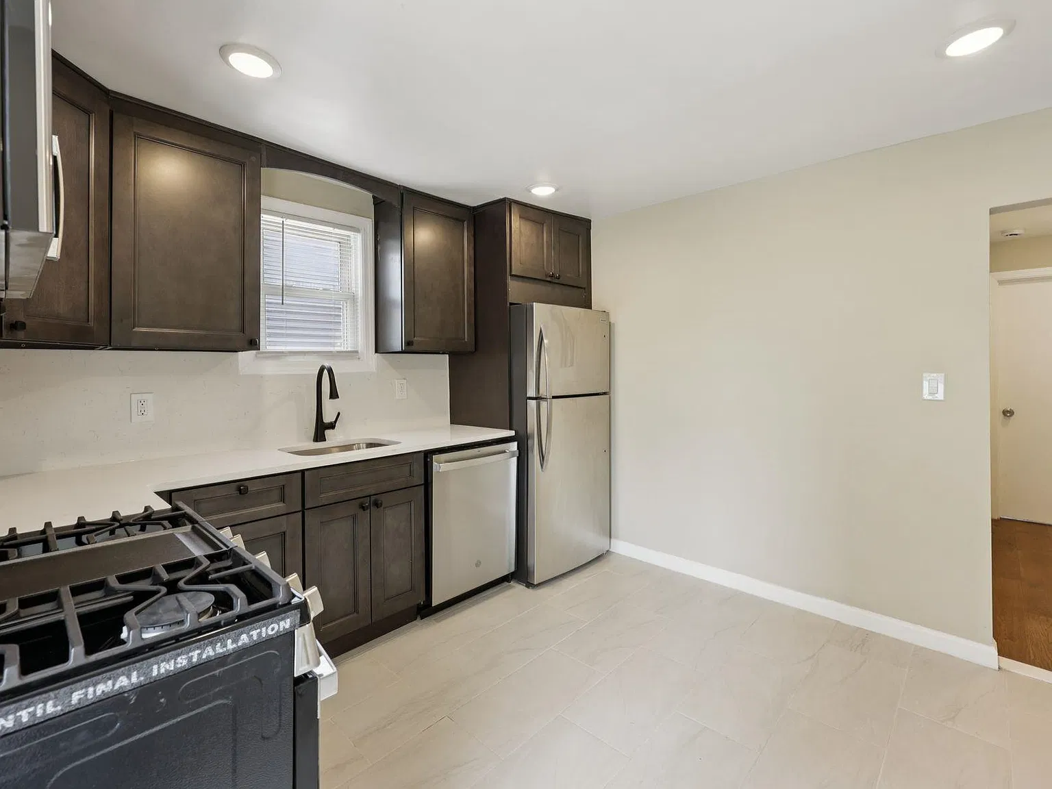 2 bed, 1.0 bath, 900 sqft, $2,600 — Photo 4