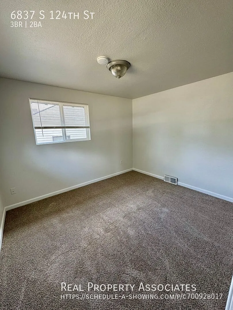 3 Bedroom Home in South Seattle — Photo 4