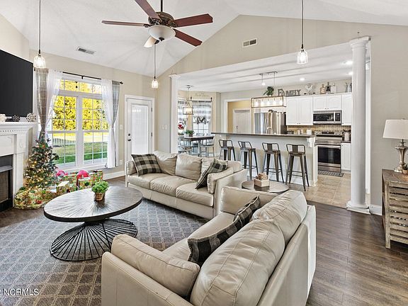 3rd image of 202 Bunker Ct