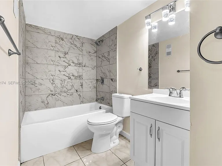 210 SW 11th St #209 — Photo 14