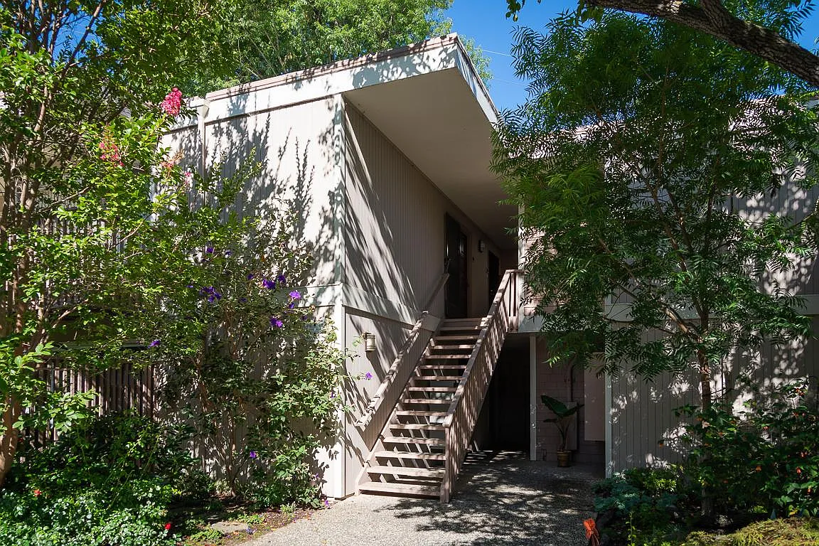 2 bed, 894 sqft, $3,795 — Photo 1
