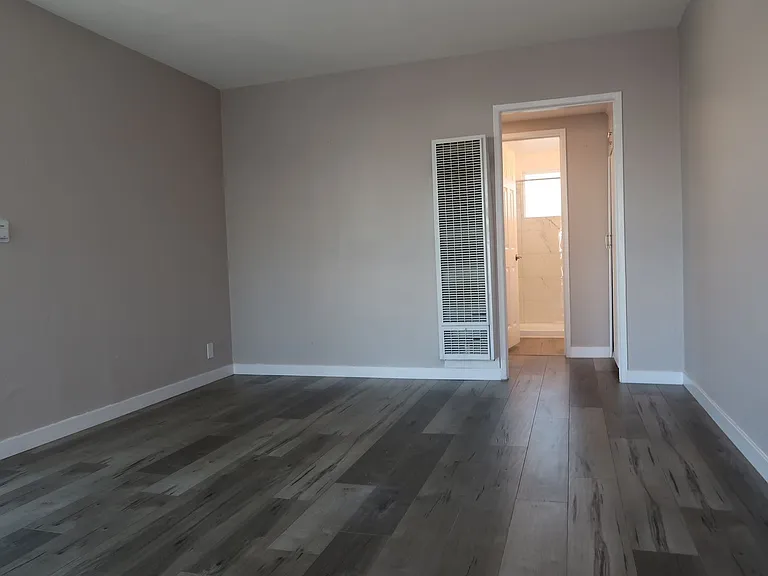 706 W 82nd St — Photo 5
