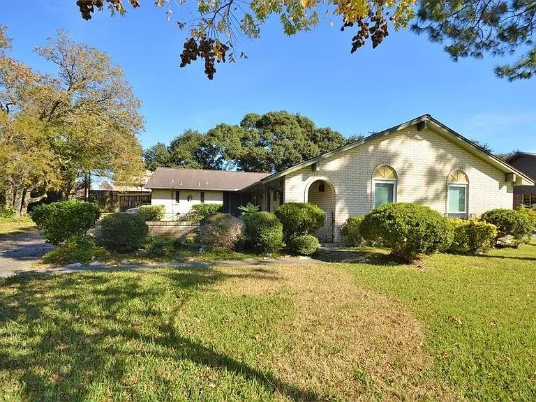 114 Lafayette Ln — Photo 1