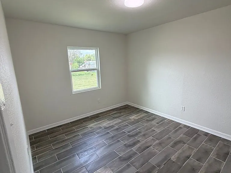 155 N Iowa Ave — Photo 14
