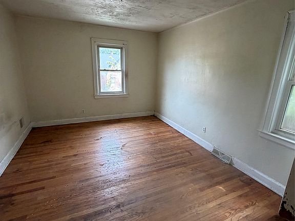 3rd image of 14901 Sorrento St