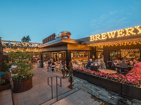 Lots of restaurant options including 2 beer gardens!