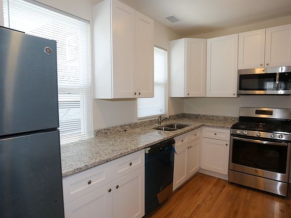 3rd image of 1115 W Newport Ave #One_r