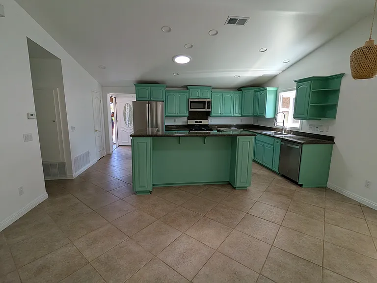 817 Hickory Ct — Photo 3