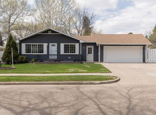 908 Midway Dr, Bismarck, ND 58501