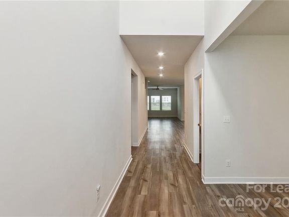 4th image of 1072 Amberley Crossing Dr