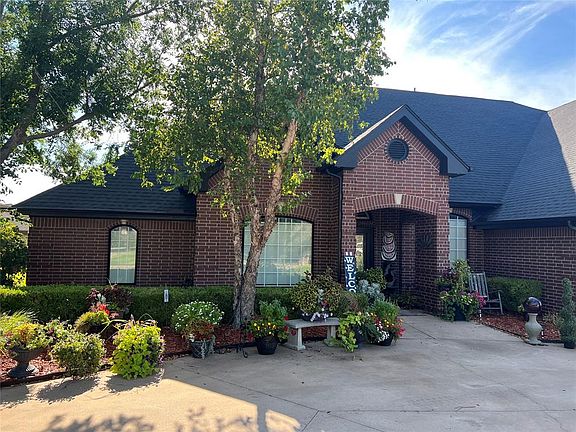 4th image of 2210 Lakewood Dr