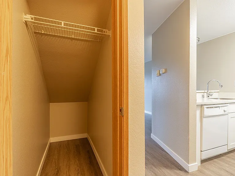 Francis Ave Apartments — Photo 15