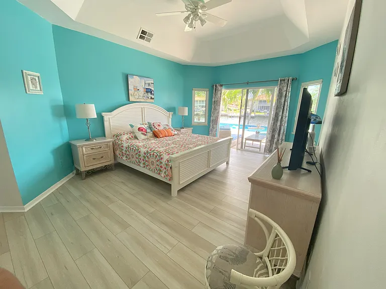 Overview master bed room. TV. Large dressing room