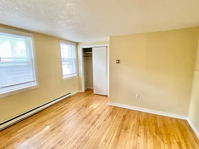 38 Sherman St - Lakefront Living, Right in the Heart of Burlington — Photo 3