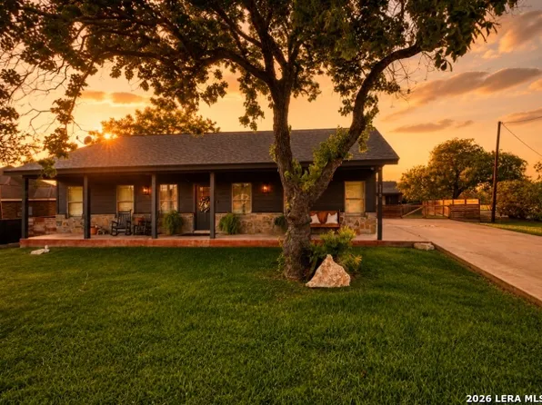 115 FAHR DR, Poth, TX 78147