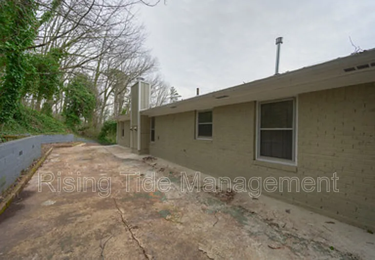401 Lance Ln — Photo 5