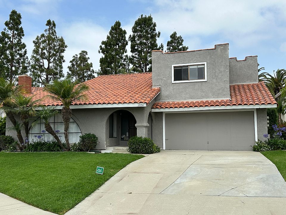 Front of house at the end of a cul-de-sac with parking for 2 cars in garage and 4 cars in driveway