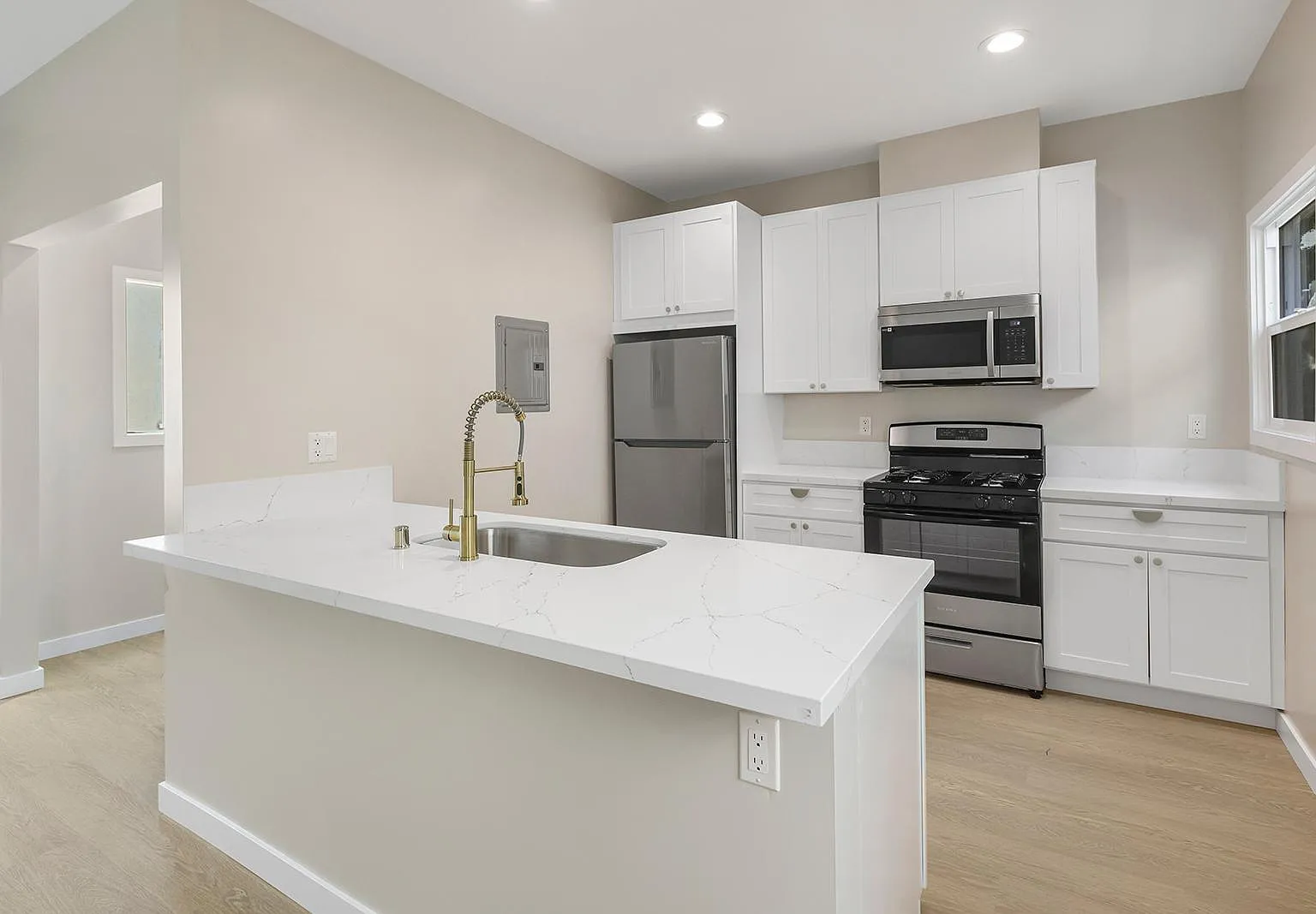 1237 E 1st St — Photo 3