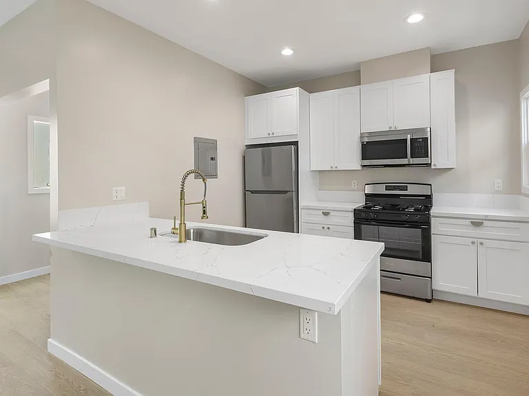 1237 E 1st St #10 — Photo 12