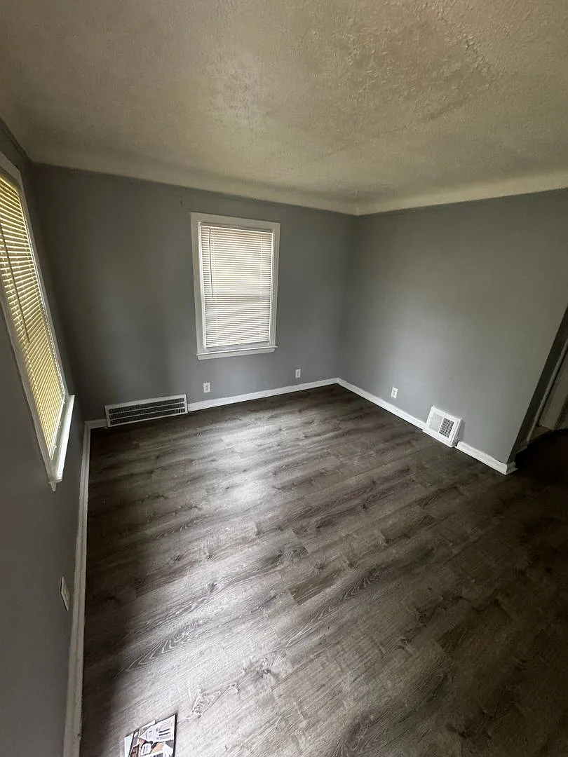 Beautifully updated large spacious home. Great neighbors — Photo 2