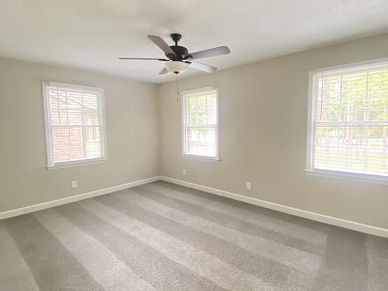 8938 University Dr — Photo 2