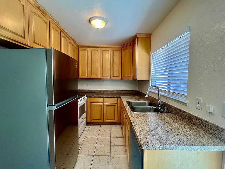 975 Owsley Ave — Photo 6