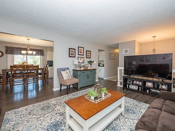 3rd image of 4824 Darbyshire Ct