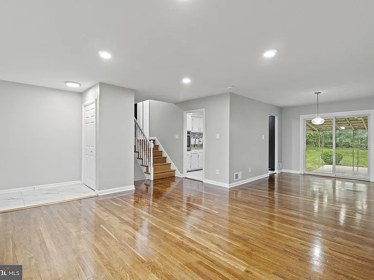 1110 Chiswell Ln — Photo 7