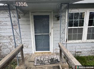 1304 N Wood St, Cleburne, TX 76033
