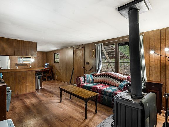 4th image of 582 Mountain View Rd