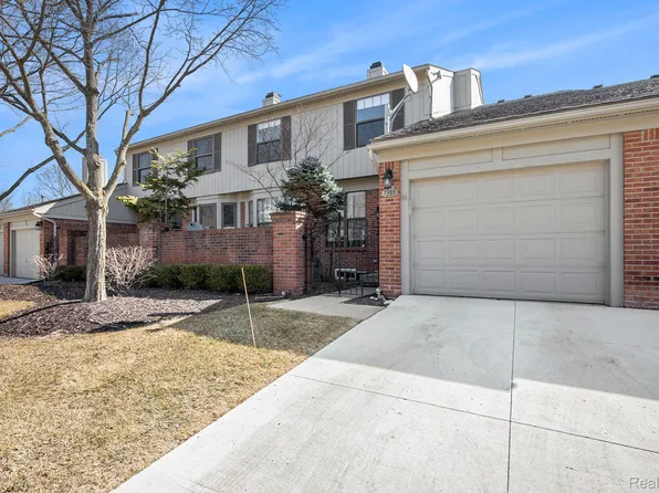 7388 Barrington Ct, West Bloomfield, MI 48322