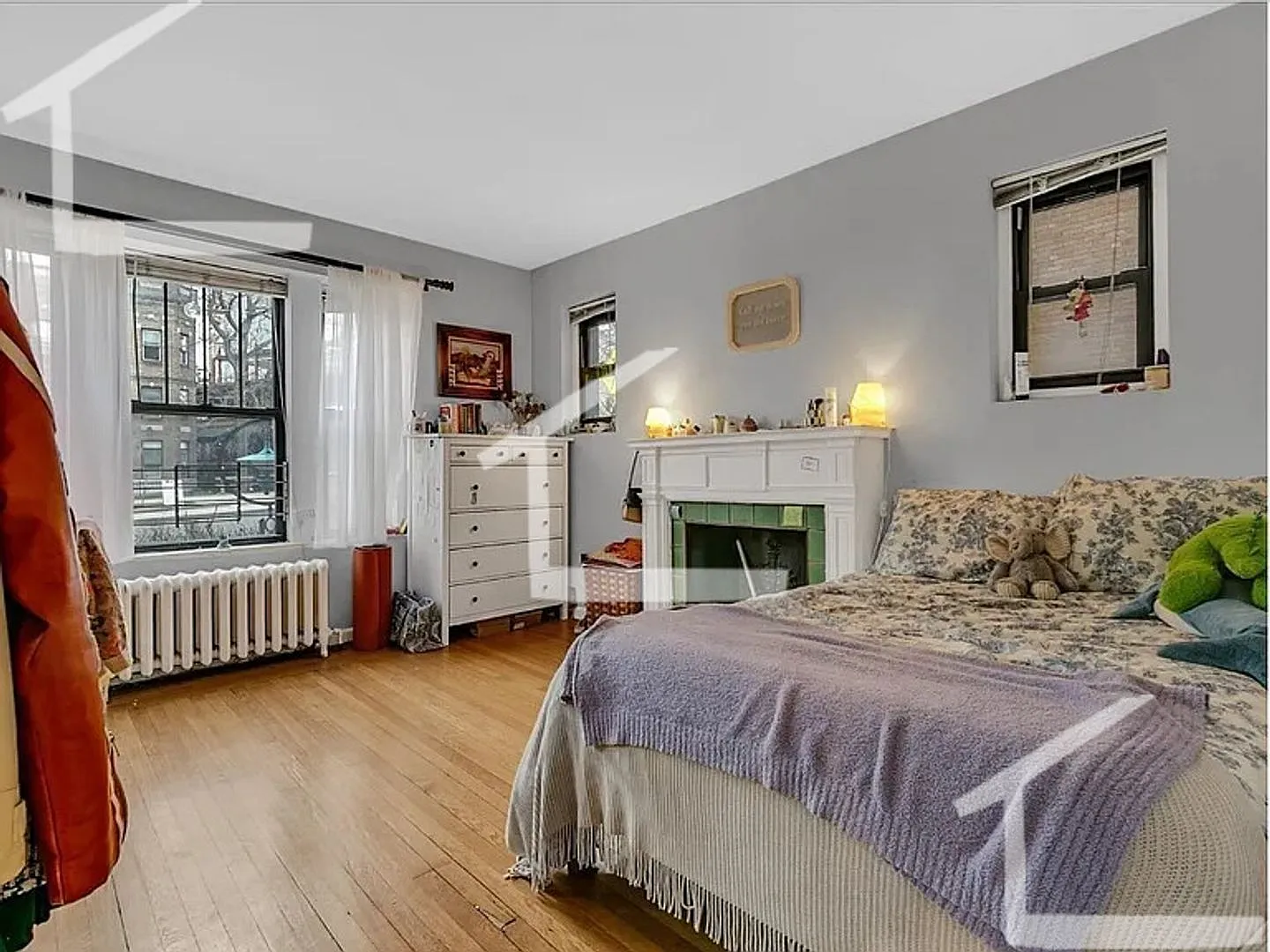 Charming 3 Bedroom-No Broker Fee — Photo 2