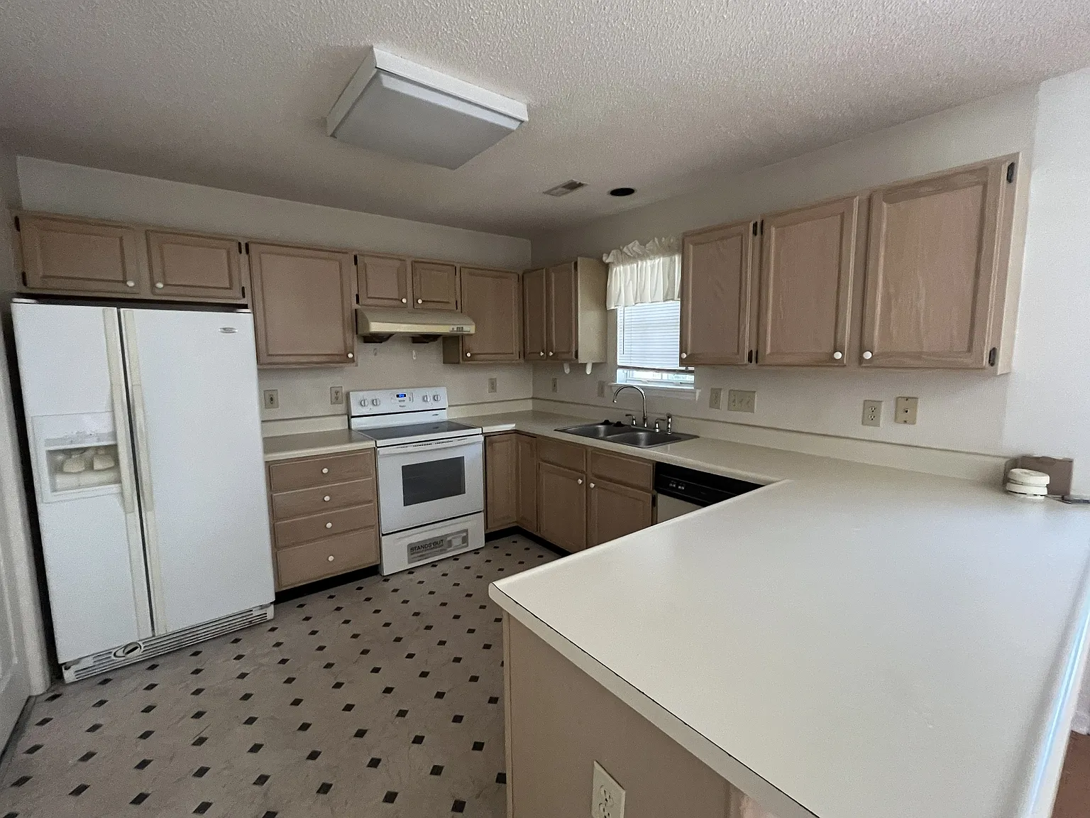 3 bed, 1368 sqft, $2,100 — Photo 4
