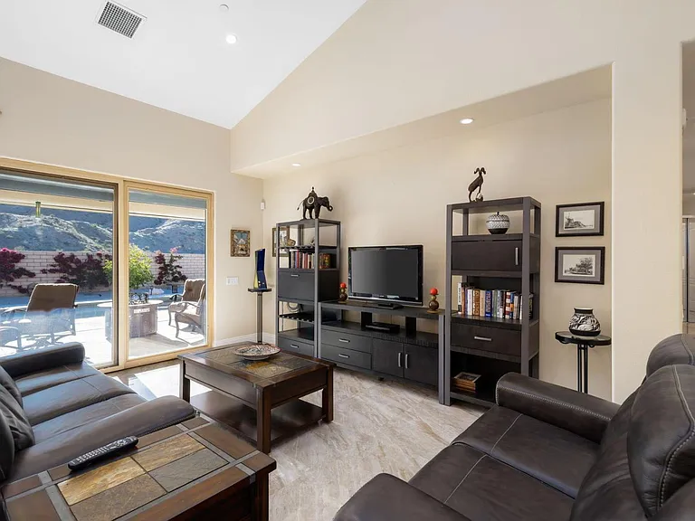 45711 Edgehill Dr — Photo 10