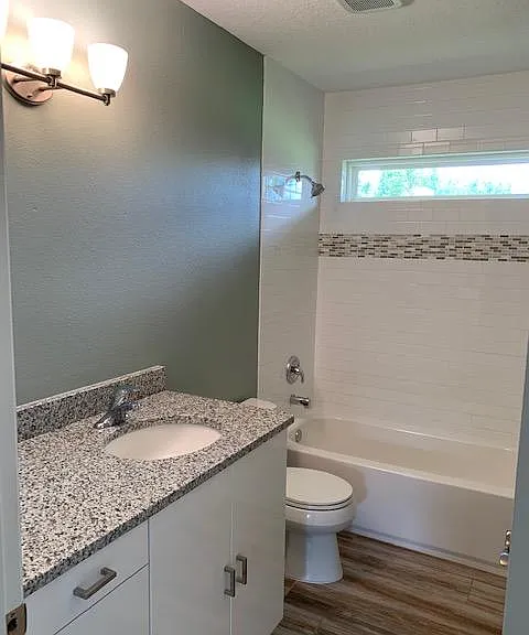 207 E Division St — Photo 8