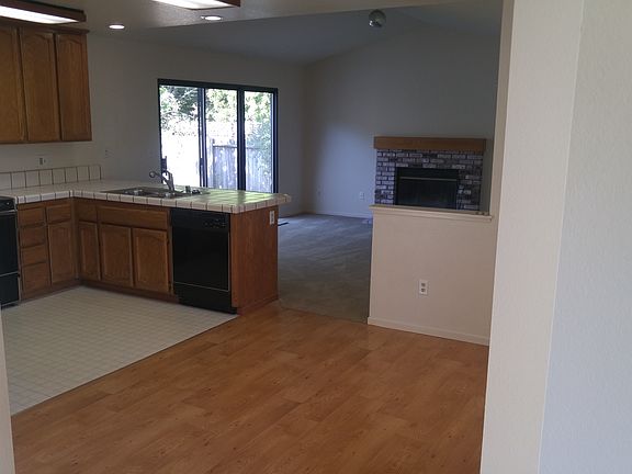 3rd image of 29 Larkspur St