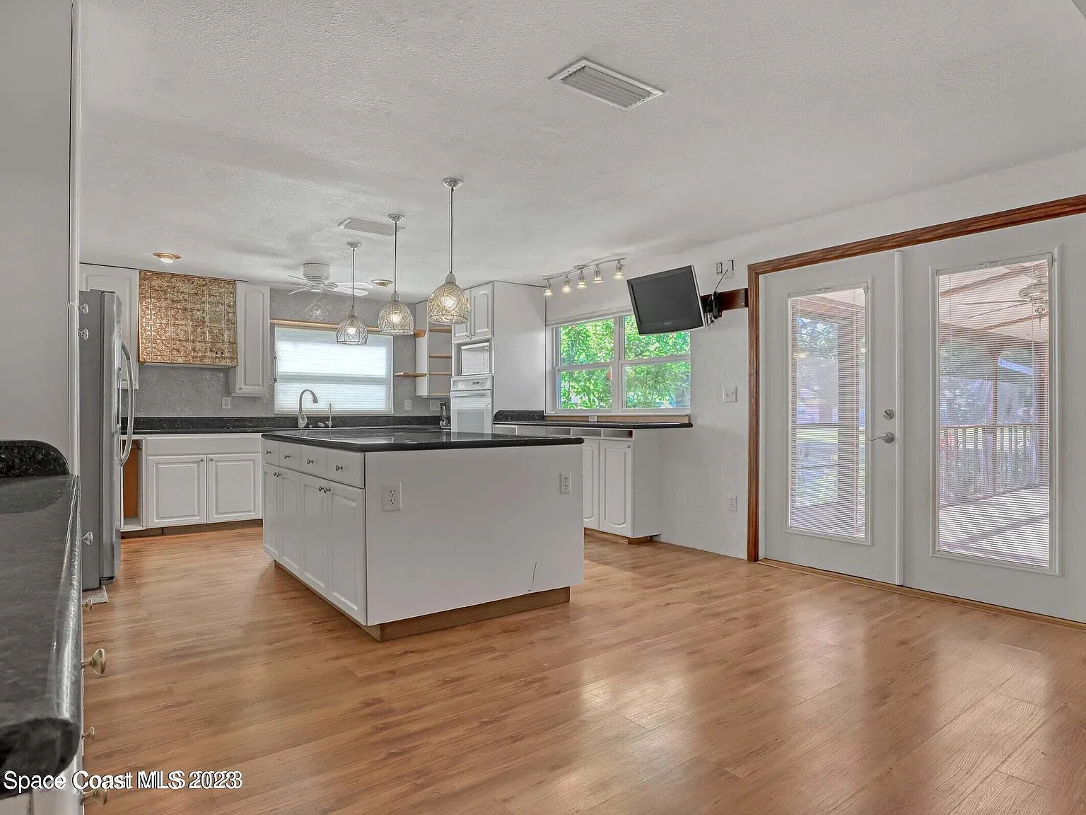 4 bed, 2.0 bath, 2034 sqft, $2,200 — Photo 4