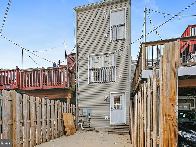 1723 Clarkson St — Photo 27