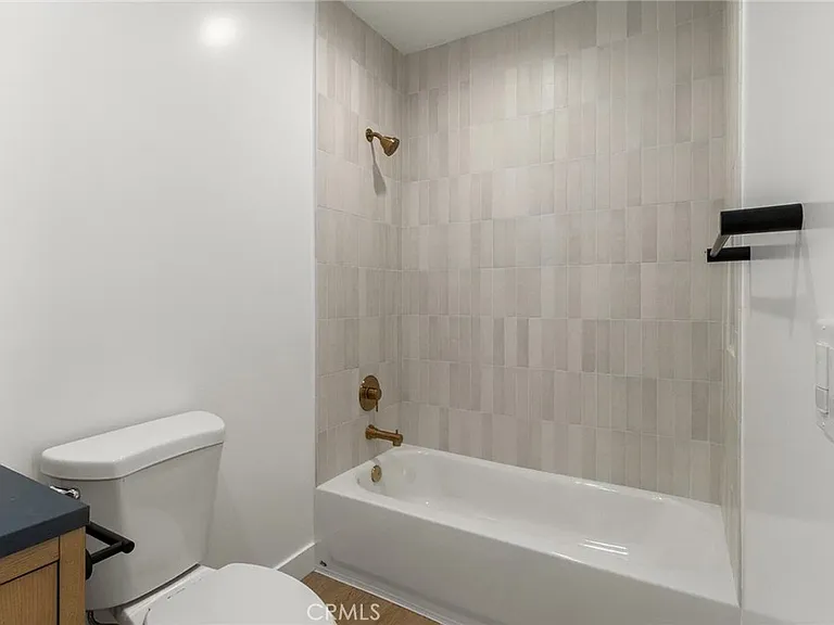 1827 E 4th St #18 — Photo 13