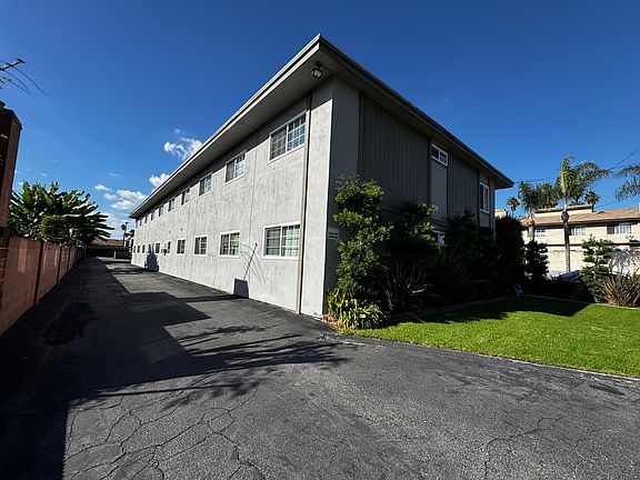 Sharp 15 unit executive building with on-site laundry & covered parking!