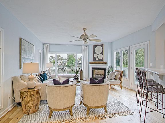 3rd image of 332 Bay Colony Dr