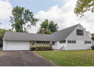 25 Spinythorn Rd, Levittown, PA 19056