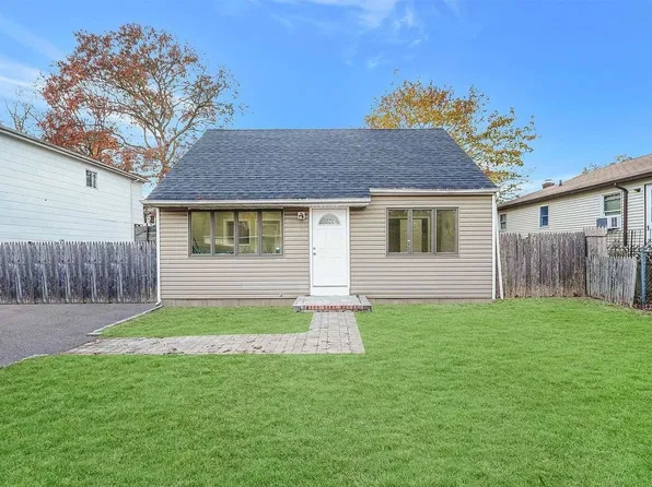 14 Titmus Dr, Mastic, NY 11950